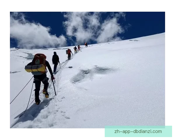 登山历史探秘：征服高峰的传奇与挑战